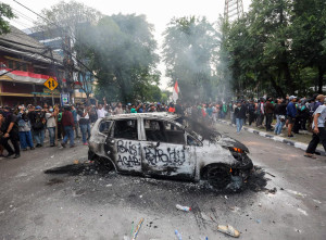 Bentrok Ojol dengan Brimob di Kwitang, Sejumlah Mobil Dibakar Massa