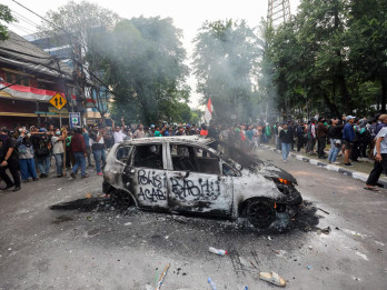Bentrok Ojol dengan Brimob di Kwitang, Sejumlah Mobil Dibakar Massa