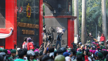 Sempat Diguyur Hujan, Aksi Massa dan Polisi di Jakarta Kembali Memanas hingga Saling Serang
