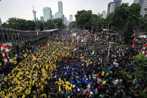 Potret Ribuan Massa Berjubel di Depan Polda Metro, Dominan Warna Kuning