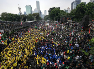 Potret Ribuan Massa Berjubel di Depan Polda Metro, Dominan Warna Kuning