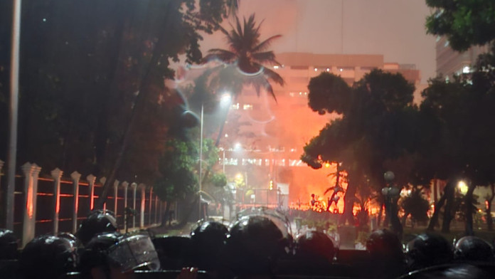 Senayan Makin Panas! Api Besar Berkobar di Sekitar Gedung DPR