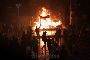 Demo di Polda Metro Jaya Ricuh, Massa Dipukul Mundur Polisi
