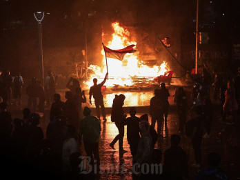 Demo di Polda Metro Jaya Ricuh, Massa Dipukul Mundur Polisi