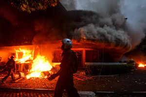 Mess MPR RI di Bandung Dibakar Massa Saat Demo Tolak Kenaikan Tunjangan DPR