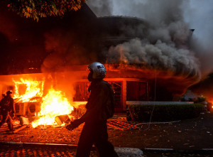 Mess MPR RI di Bandung Dibakar Massa Saat Demo Tolak Kenaikan Tunjangan DPR