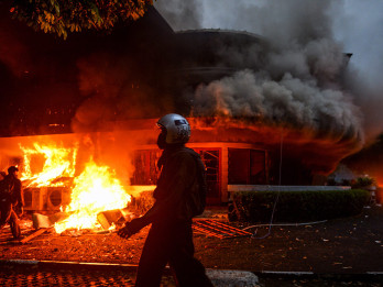 Mess MPR RI di Bandung Dibakar Massa Saat Demo Tolak Kenaikan Tunjangan DPR