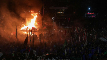 Jelang Tengah Malam, Aksi di Depan DPR Kian Panas! Pagar Berhasil Dijebol
