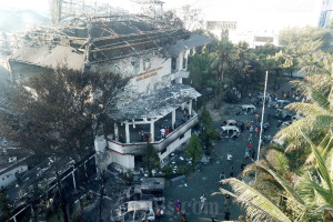 Kantor DPRD Makassar Ludes Dibakar Massa