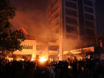 Gedung DPRD Sulsel Dibakar Massa Aksi 29 Agustus di Makassar