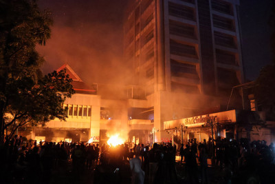 Gedung DPRD Sulsel Dibakar Massa Aksi 29 Agustus di Makassar