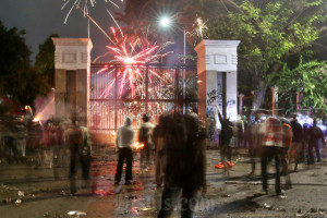 Massa Tak Mundur, Demo di Gedung DPR Berlangsung hingga Dini Hari