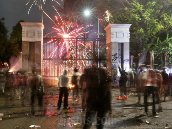 Massa Tak Mundur, Demo di Gedung DPR Berlangsung hingga Dini Hari