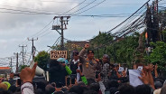Massa Aksi di Bali Usir Polisi yang Naik Panggung Orasi