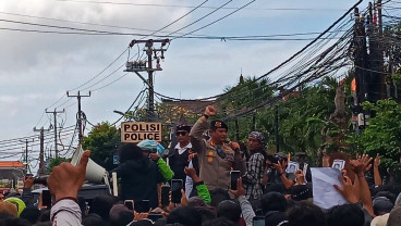 Massa Aksi di Bali Usir Polisi yang Naik Panggung Orasi