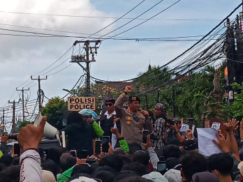 Massa Aksi di Bali Usir Polisi yang Naik Panggung Orasi