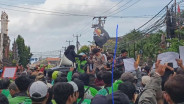 Warga Bali dan Ojol Demo, Usir Polisi yang Naik Panggung Orasi