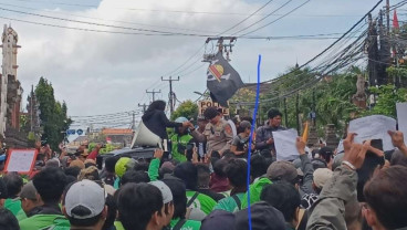 Warga Bali dan Ojol Demo, Usir Polisi yang Naik Panggung Orasi
