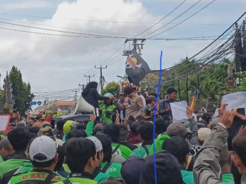 Warga Bali dan Ojol Demo, Usir Polisi yang Naik Panggung Orasi