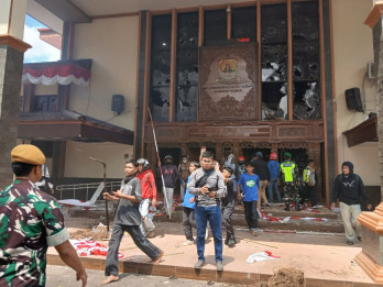 Protes Ojol Berujung Ricuh, Gedung DPRD Kabupaten Cirebon Dibakar Massa