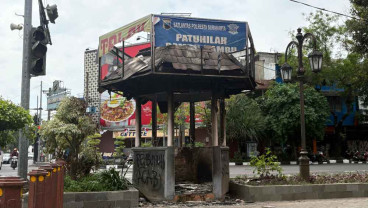FOTO Sejumlah Pos Polisi di Solo Dibakar Massa Pendemo