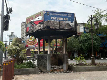 FOTO Sejumlah Pos Polisi di Solo Dibakar Massa Pendemo