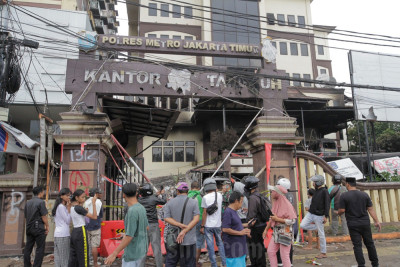 Kondisi Terkini Polres Jakarta Timur Yang Dibakar Massa