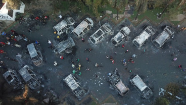 Massa Aksi Bakar 67 Mobil dan 15 Motor di DPRD Makassar