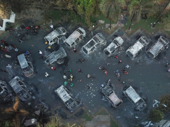 Massa Aksi Bakar 67 Mobil dan 15 Motor di DPRD Makassar