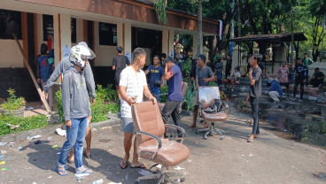 Kerusuhan Pecah, Massa Jarah Isi Gedung DPRD Kabupaten Cirebon
