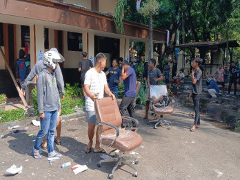 Kerusuhan Pecah, Massa Jarah Isi Gedung DPRD Kabupaten Cirebon