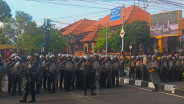 Demo di Bali Ricuh, Polisi Gunakan Water Cannon untuk Bubarkan Massa