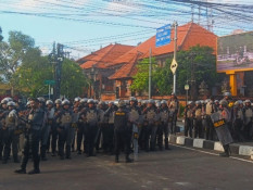 Demo di Bali Ricuh, Polisi Gunakan Water Cannon untuk Bubarkan Massa