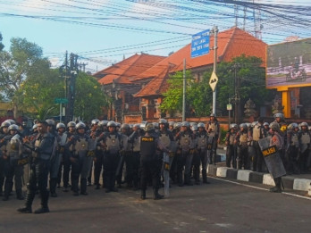 Demo di Bali Ricuh, Polisi Gunakan Water Cannon untuk Bubarkan Massa