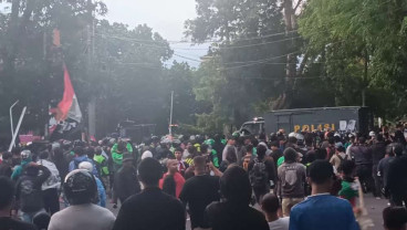 Demo Gaji DPR, Bali Mulai Rusuh dan Mobil Polisi Dibakar