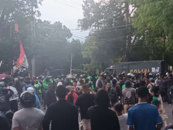Demo Gaji DPR, Bali Mulai Rusuh dan Mobil Polisi Dibakar