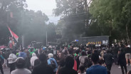Bubarkan Massa, Polisi Tembak Demonstran Pakai Gas Air Mata