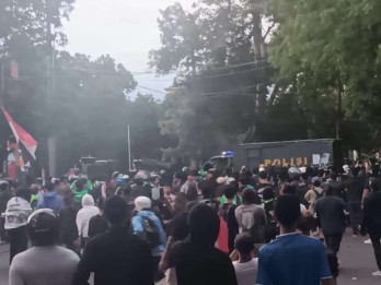 Bubarkan Massa, Polisi Tembak Demonstran Pakai Gas Air Mata