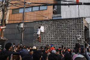 Massa Datangi Rumah Ahmad Sahroni