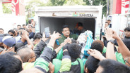 Aksi Spontan Gubernur Sumatera Utara Bagikan Ratusan Paket Sembako ke Ojol