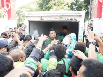 Aksi Spontan Gubernur Sumatera Utara Bagikan Ratusan Paket Sembako ke Ojol