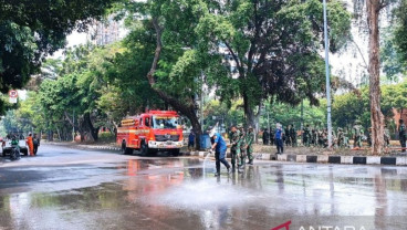 Petugas Damkar Bersihkan Sisa Batu dan Gas Air Mata di Depan Mako Brimob Kwitang