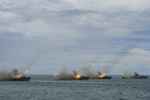 TNI AL Pamerkan 51 Kapal Perang dan Kekuatan Penerbangan Laut dalam Parade Militer Spektakuler