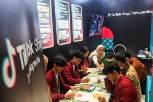 Tokopedia dan Tiktok Shop Gelar Melukis Batik Bagi Pengunjung Inacraft