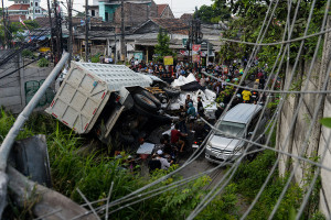 Kecelakaan Truk Terjun Dari Ruas Tol Tangerang-Merak