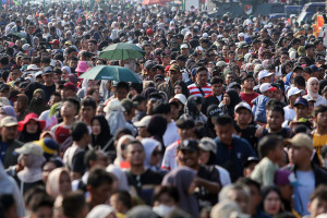Ribuan Warga Padati Monas Saksikan Upacara HUT ke-80 TNI 2025
