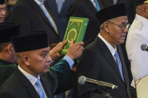 Presiden Prabowo Lantik Anggito Abimanyu Sebagai Ketua DK LPS