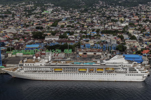Kapal Pesiar Asal Amerika Kunjungi Destinasi Sejarah di Ternate