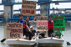 Aksi Aktivis Lingkungan di Surabaya