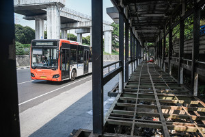 Halte Bus TransJakarta Terbengkalai di Cawang Jakarta